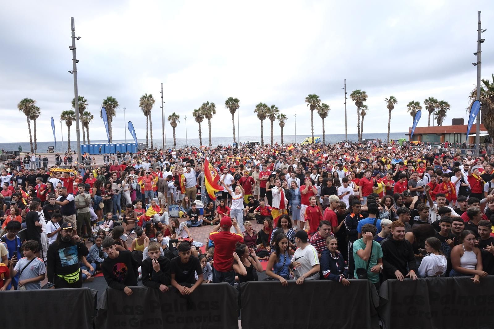 La Plaza de la Música se tiñe de rojo para ver la Eurocopa