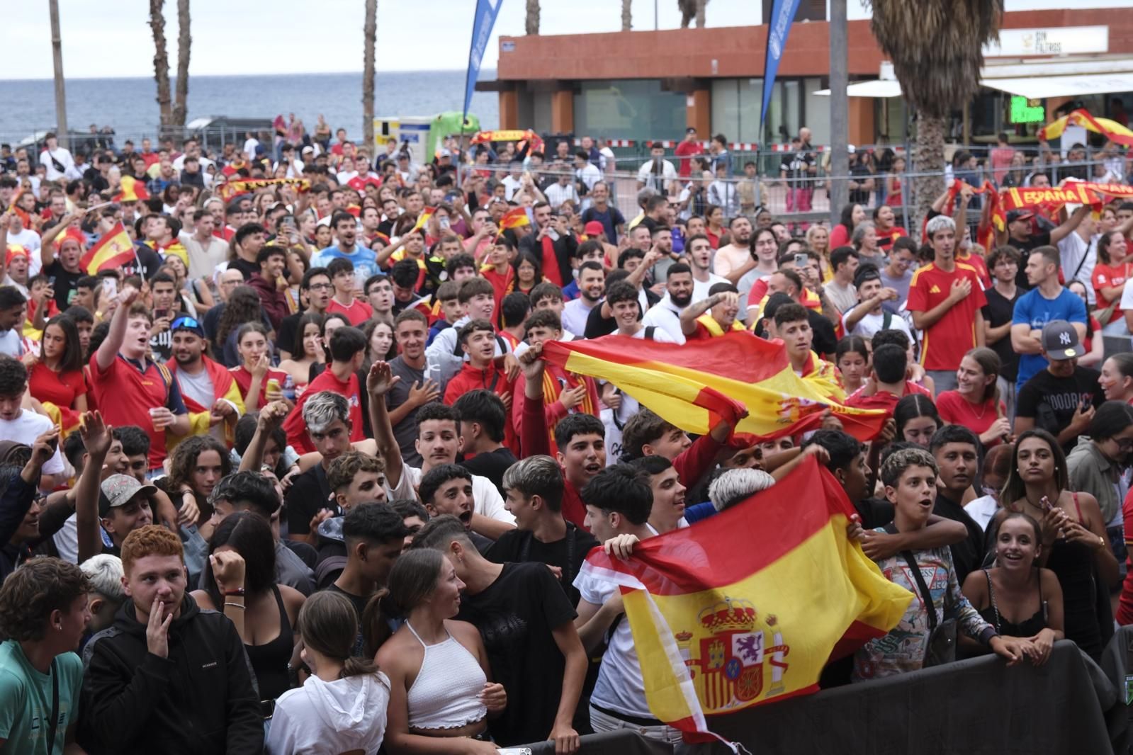 La Plaza de la Música se tiñe de rojo para ver la Eurocopa