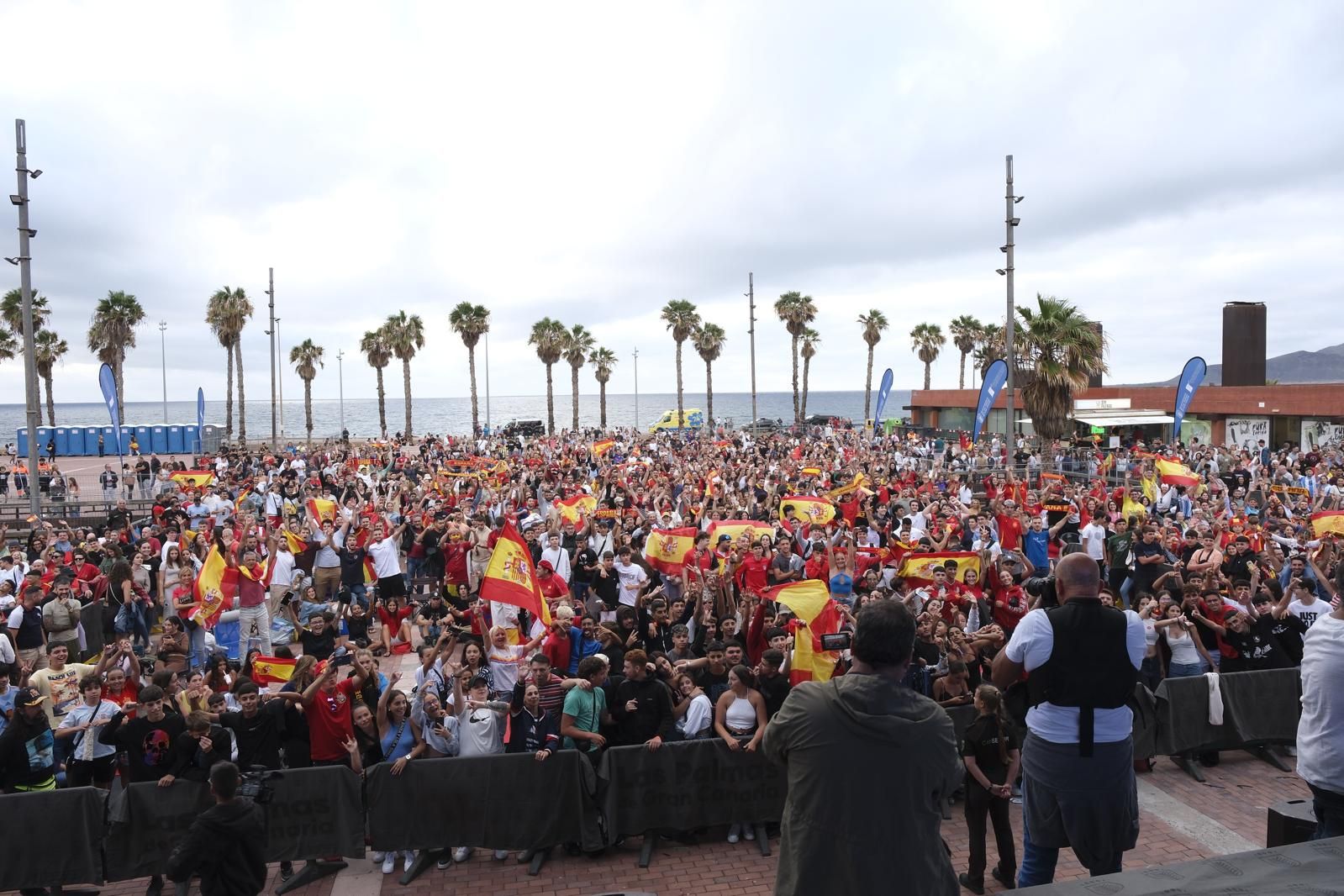 La Plaza de la Música se tiñe de rojo para ver la Eurocopa