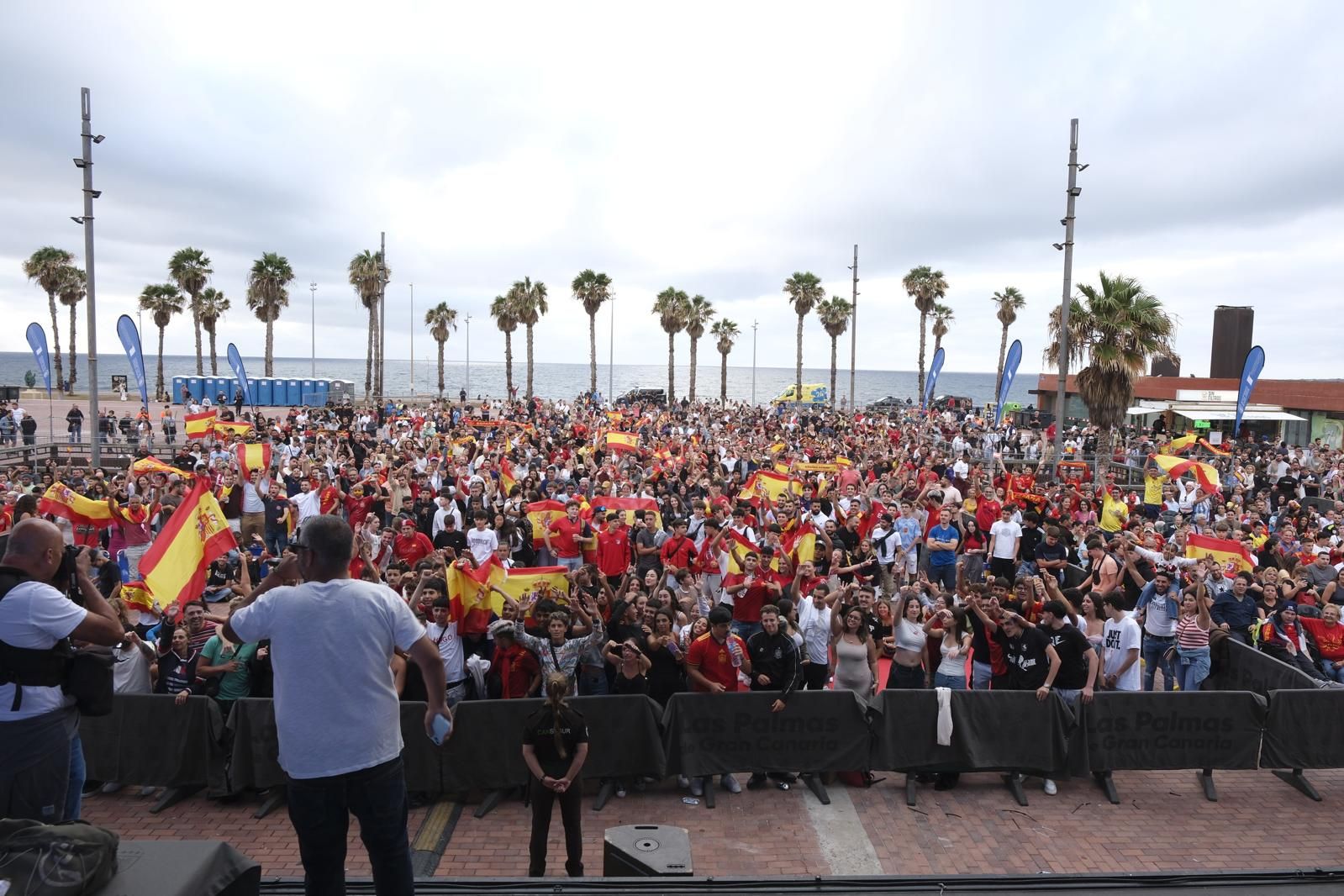 La Plaza de la Música se tiñe de rojo para ver la Eurocopa
