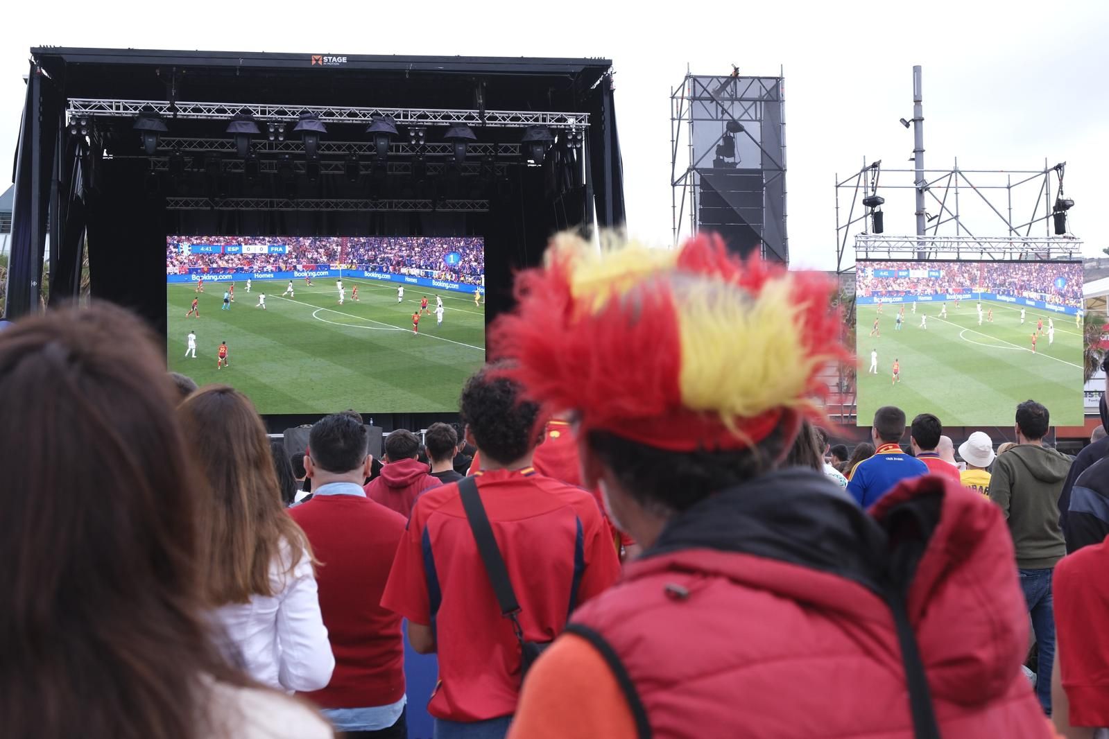 La Plaza de la Música se tiñe de rojo para ver la Eurocopa