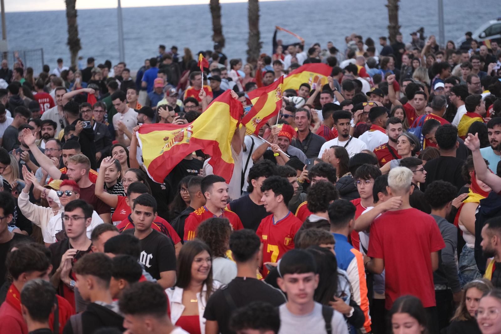 La Plaza de la Música se tiñe de rojo para ver la Eurocopa
