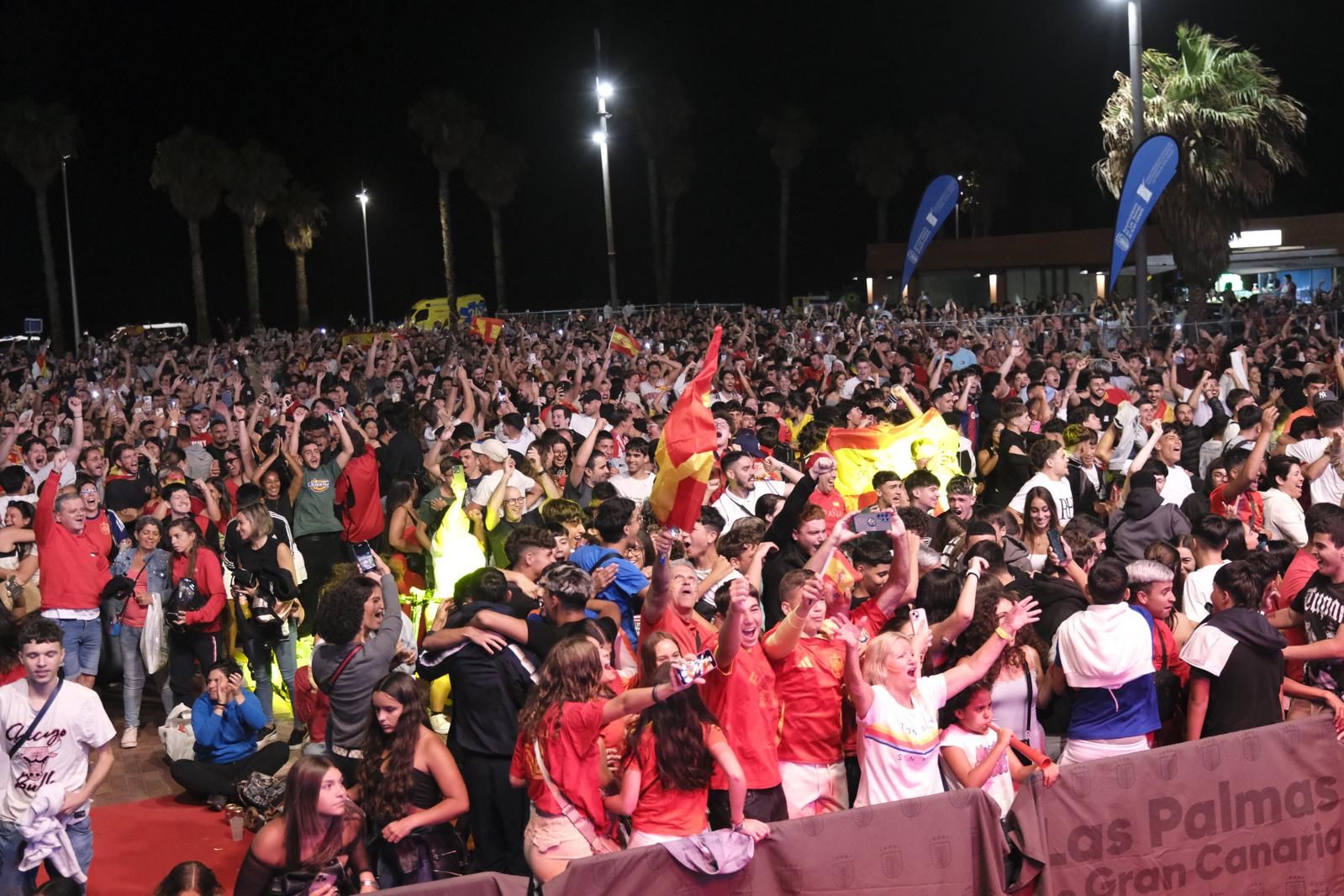 La Plaza de la Música se tiñe de rojo para ver la Eurocopa