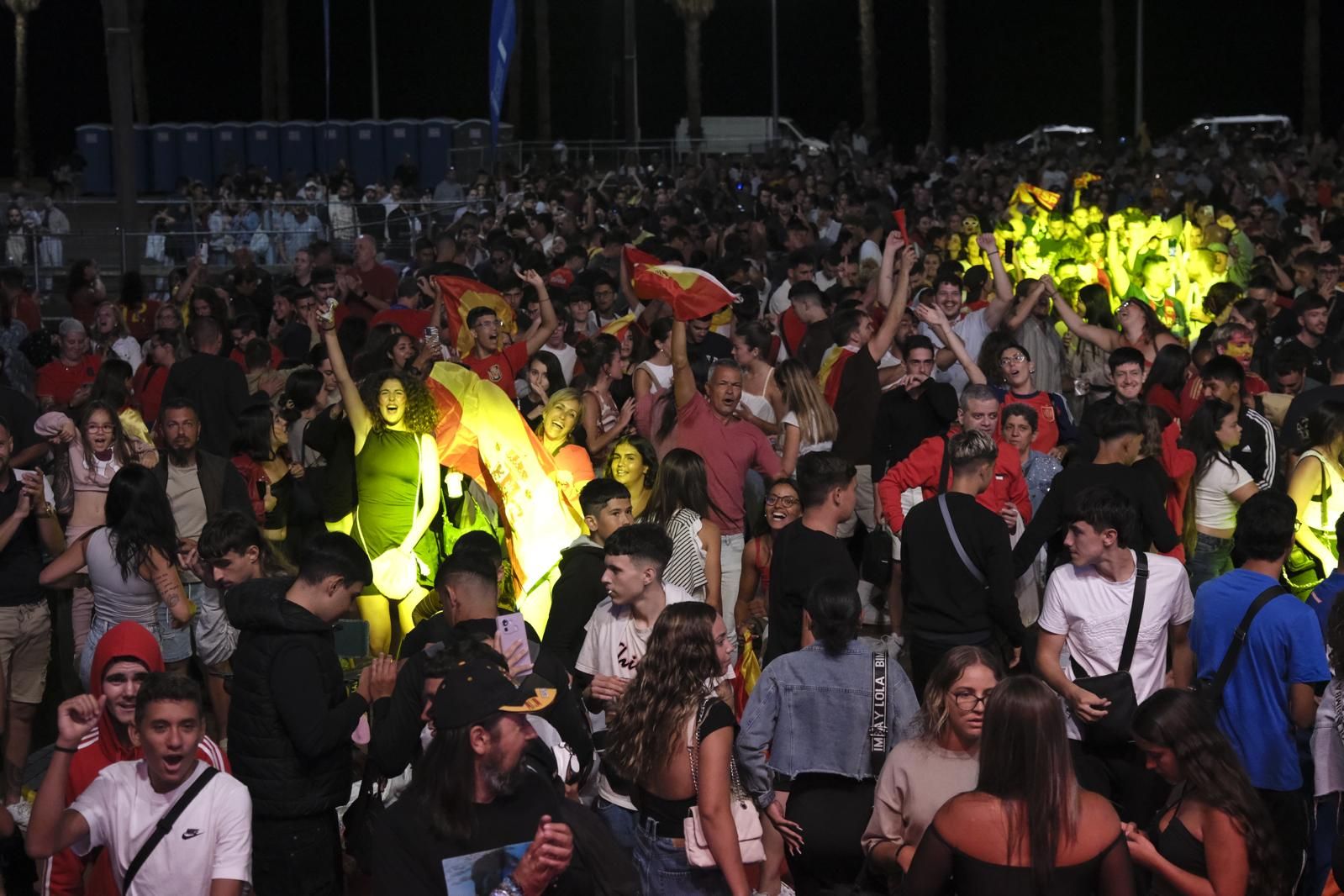 La Plaza de la Música se tiñe de rojo para ver la Eurocopa