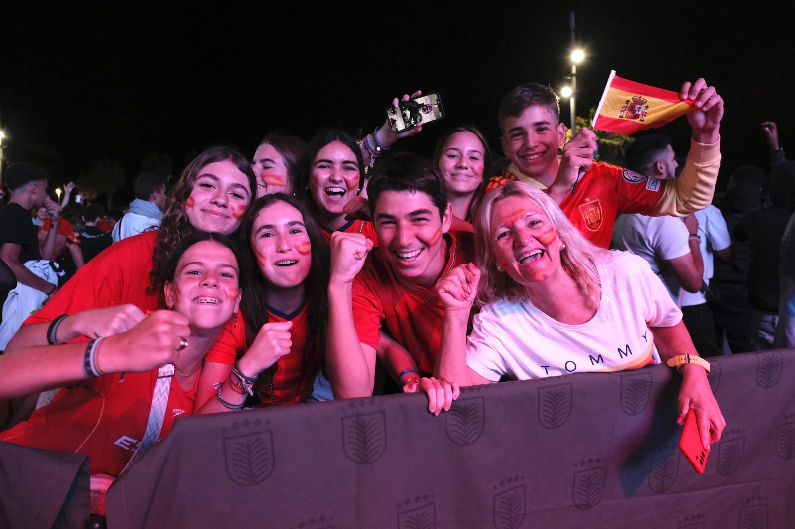 La Plaza de la Música se tiñe de rojo para ver la Eurocopa