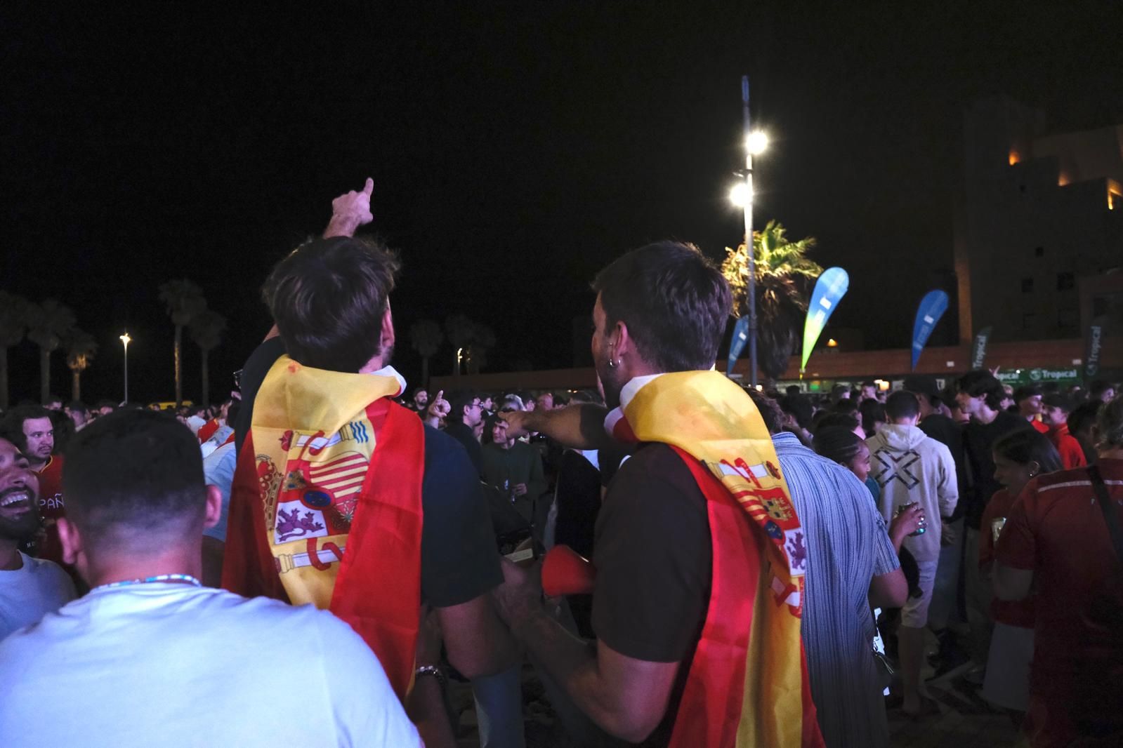 La Plaza de la Música se tiñe de rojo para ver la Eurocopa