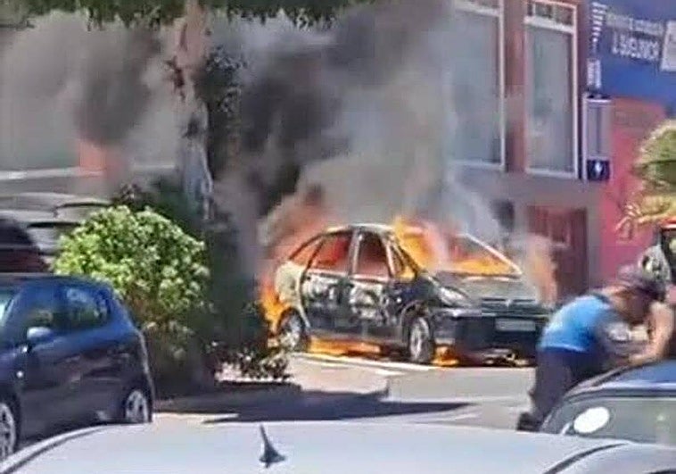 Vhículo incendiado en el Cruce de Sardina.