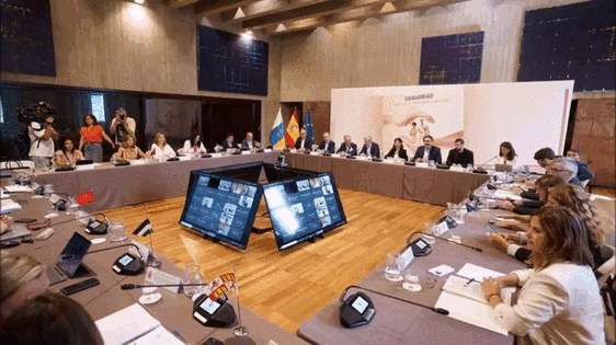 La ministra Sira Rego, durante su visita a Tenerife, junto al presidente Clavijo y el ministro Torres.