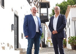 Enrique Cerdeña, a la derecha, nuevo alcalde de Betancuria, posa con el exprimer edil a las puertas del Ayuntamiento.