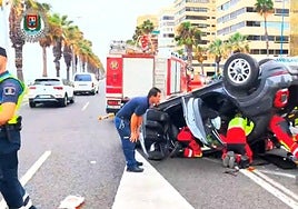 Dos personas quedan atrapadas en un coche tras un vuelco en la Avenida Marítima