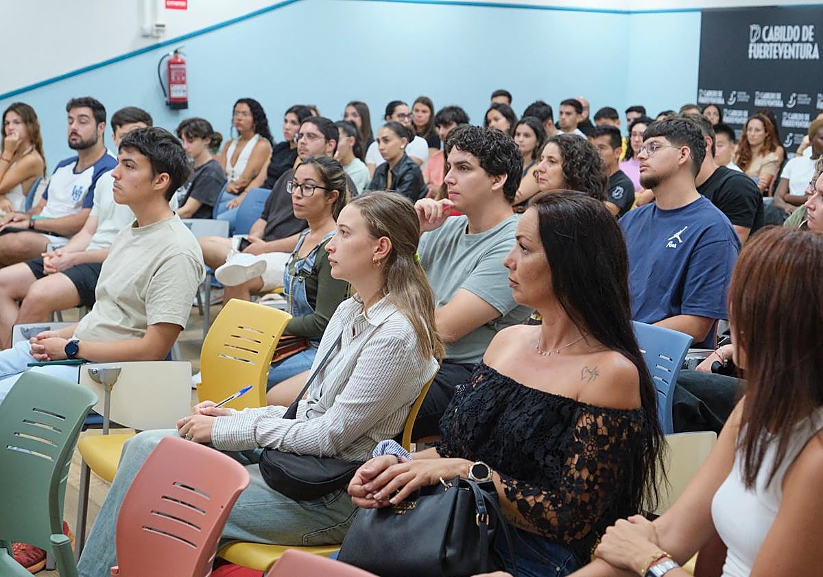 Imagen principal - 110 alumnas y alumnos listos para ser becarios trabajadores del Cabildo