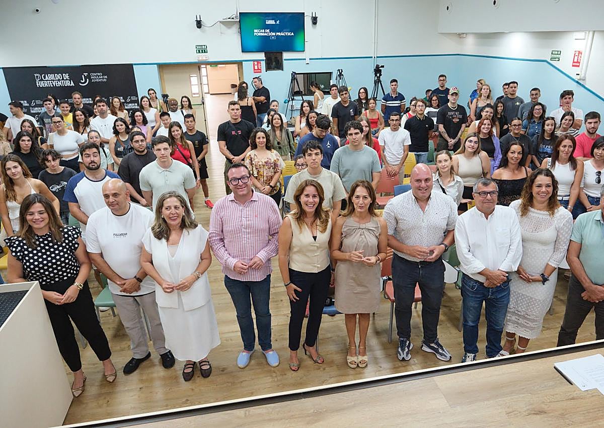 Imagen secundaria 1 - 110 alumnas y alumnos listos para ser becarios trabajadores del Cabildo