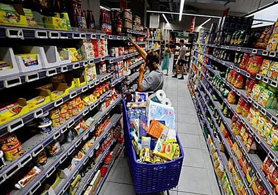 Comprando en un supermercado.