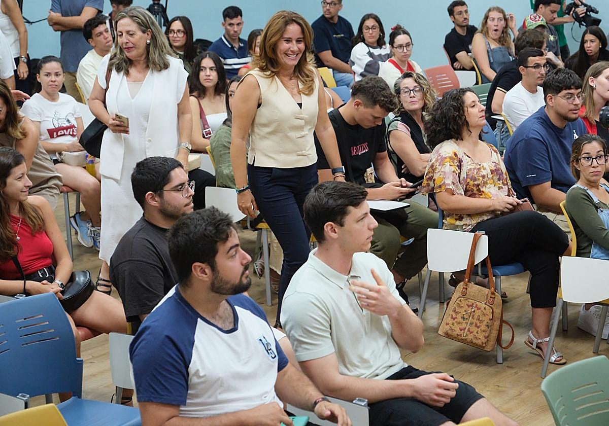 La presidenta Lola García, entre las chicas y los chicos de los becados de este verano.