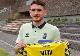 Viti posa con su nueva camiseta.