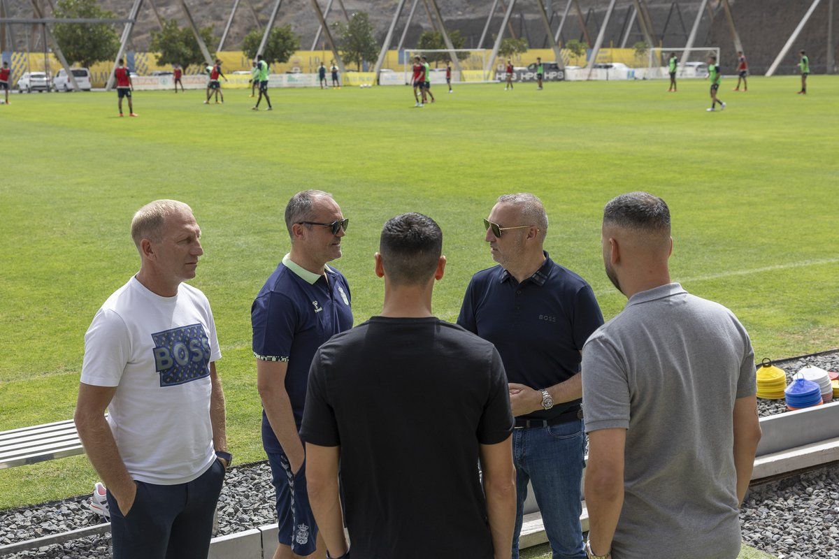 Branko Milovanovic, Luis Helguera y Miguel Ángel Ramírez junto a Vicente Gómez y Deivid, de espaldas estos dos.