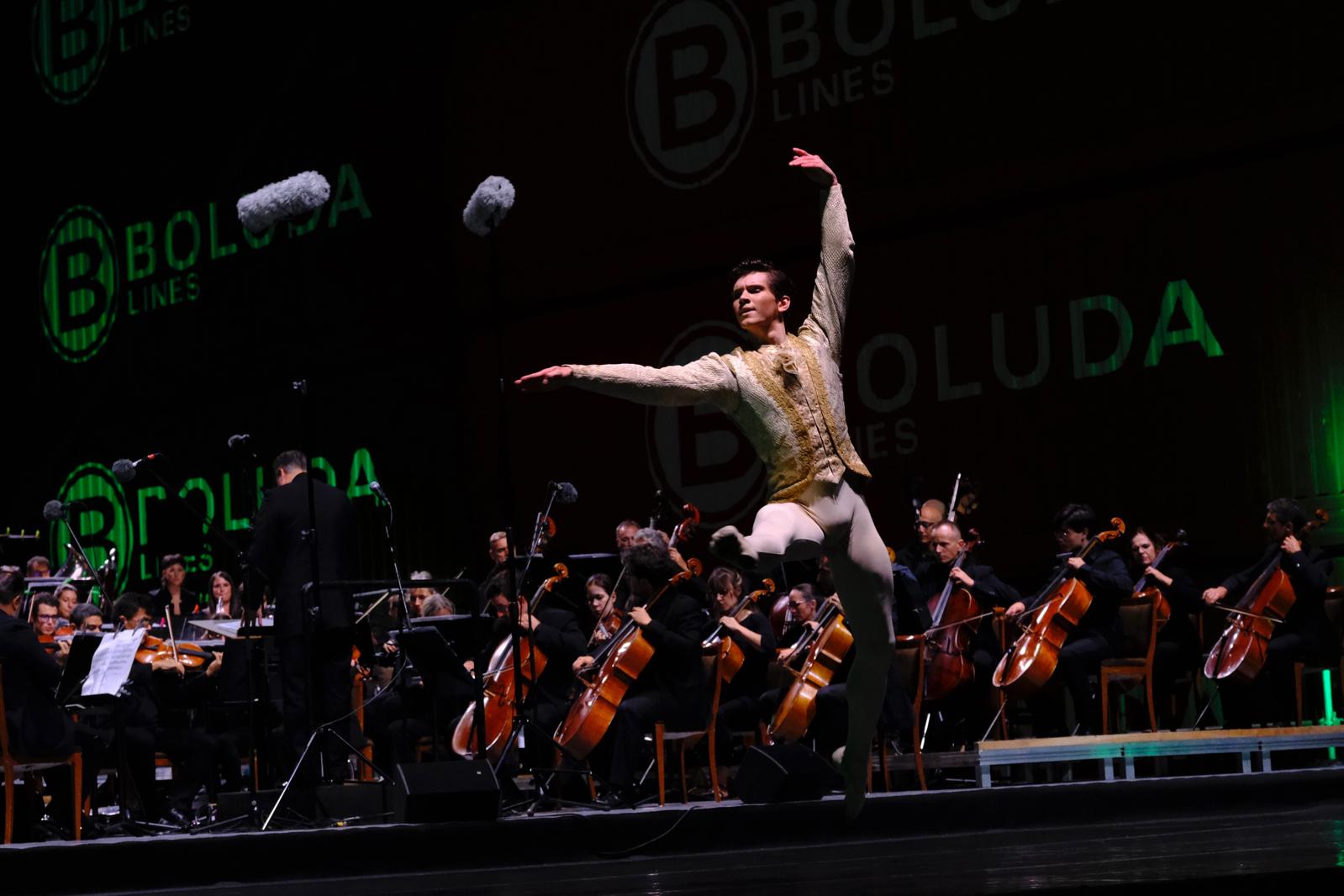 Música y danza a la luz de la noche y el mar
