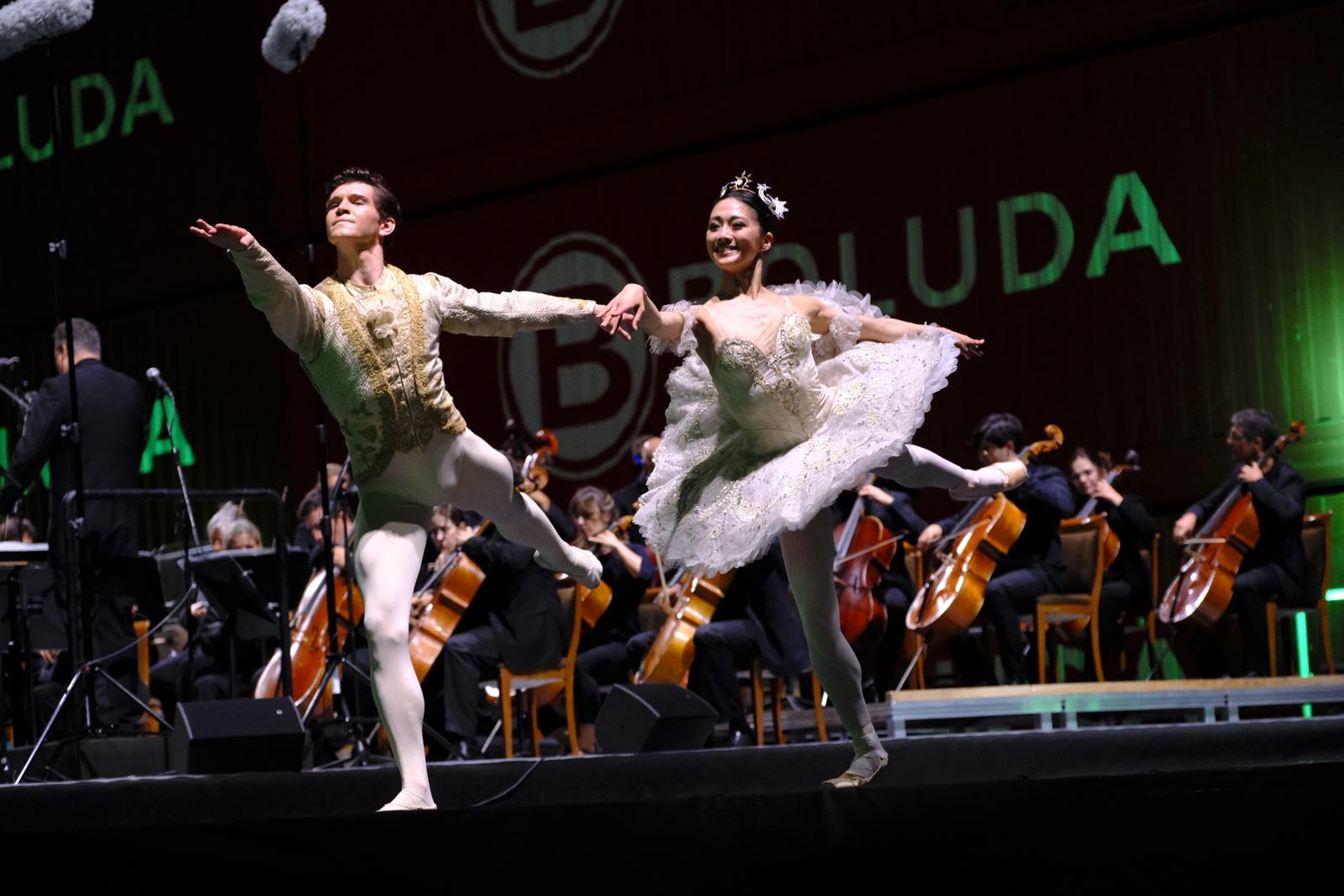 Música y danza a la luz de la noche y el mar