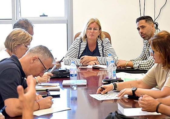 La edil Elena Álamo, en el centro, en una de sus reuniones con los representantes sindicales.
