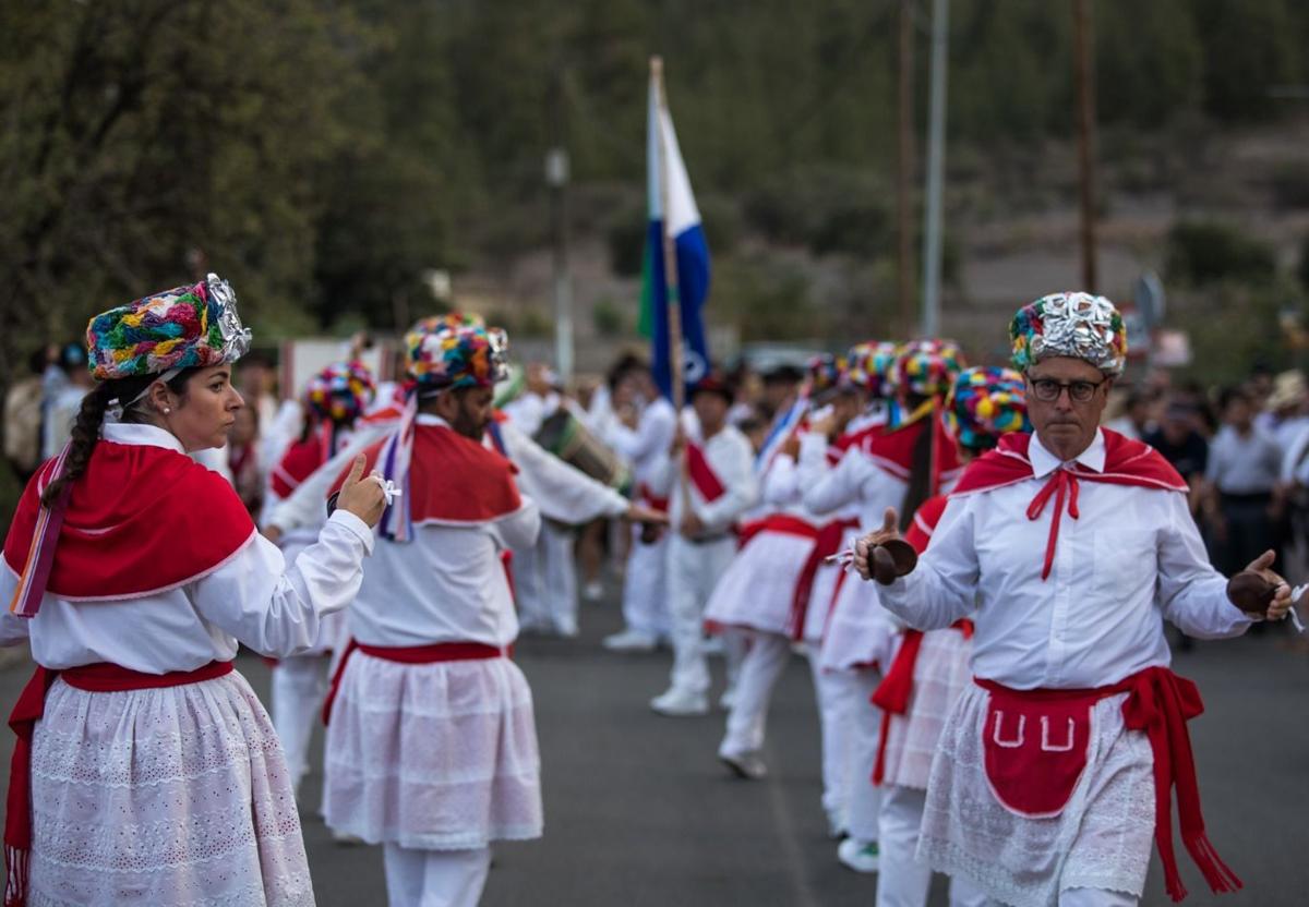 Imagen principal - En la foto superior, bailarines llegados de El Hierro. Debajo, los ediles Dimas Sarmiento, Yilenia Vega y Alejandro Marichal posando junto a la talla de Santiago El Chico. Y al lado, un momento de la misa. 