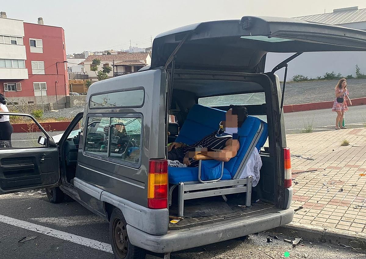 Imagen secundaria 1 - Sufren un accidente, da positivo en alcoholemia y lleva a un pasajero sentado en un sofá dentro del coche