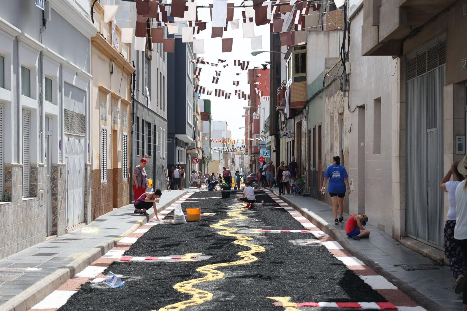 Tradición y color en forma de alfombras por las fiestas del Carmen