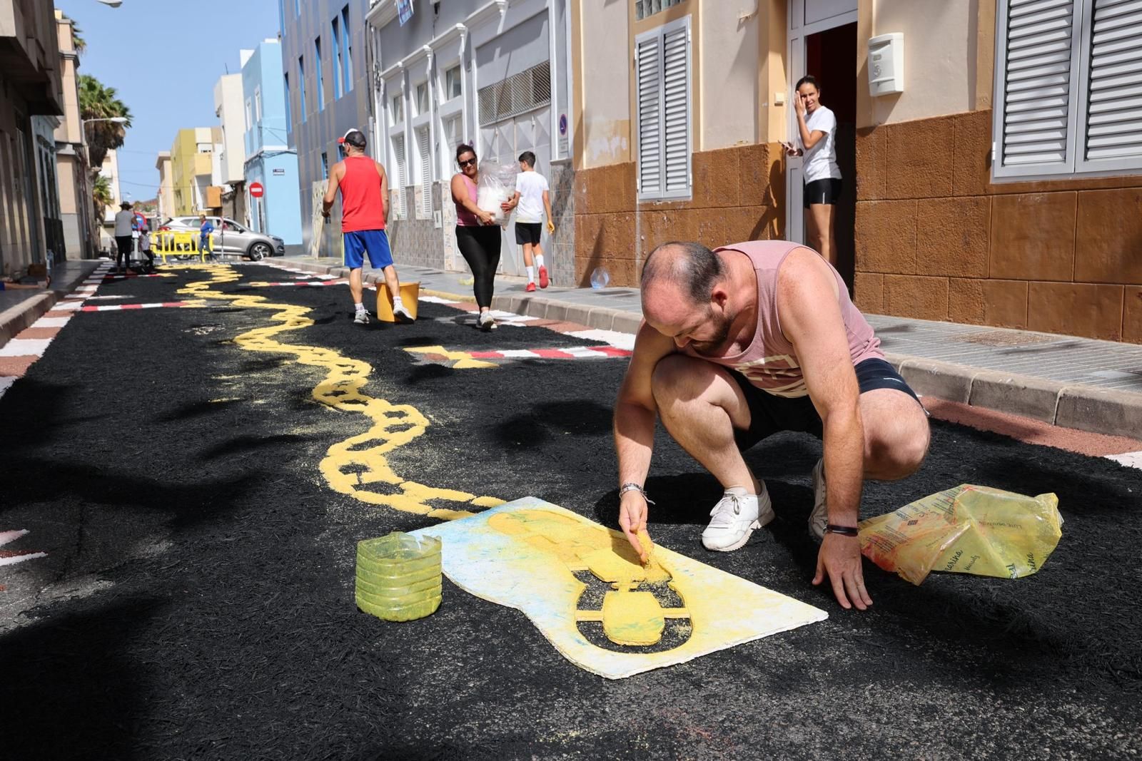 Tradición y color en forma de alfombras por las fiestas del Carmen