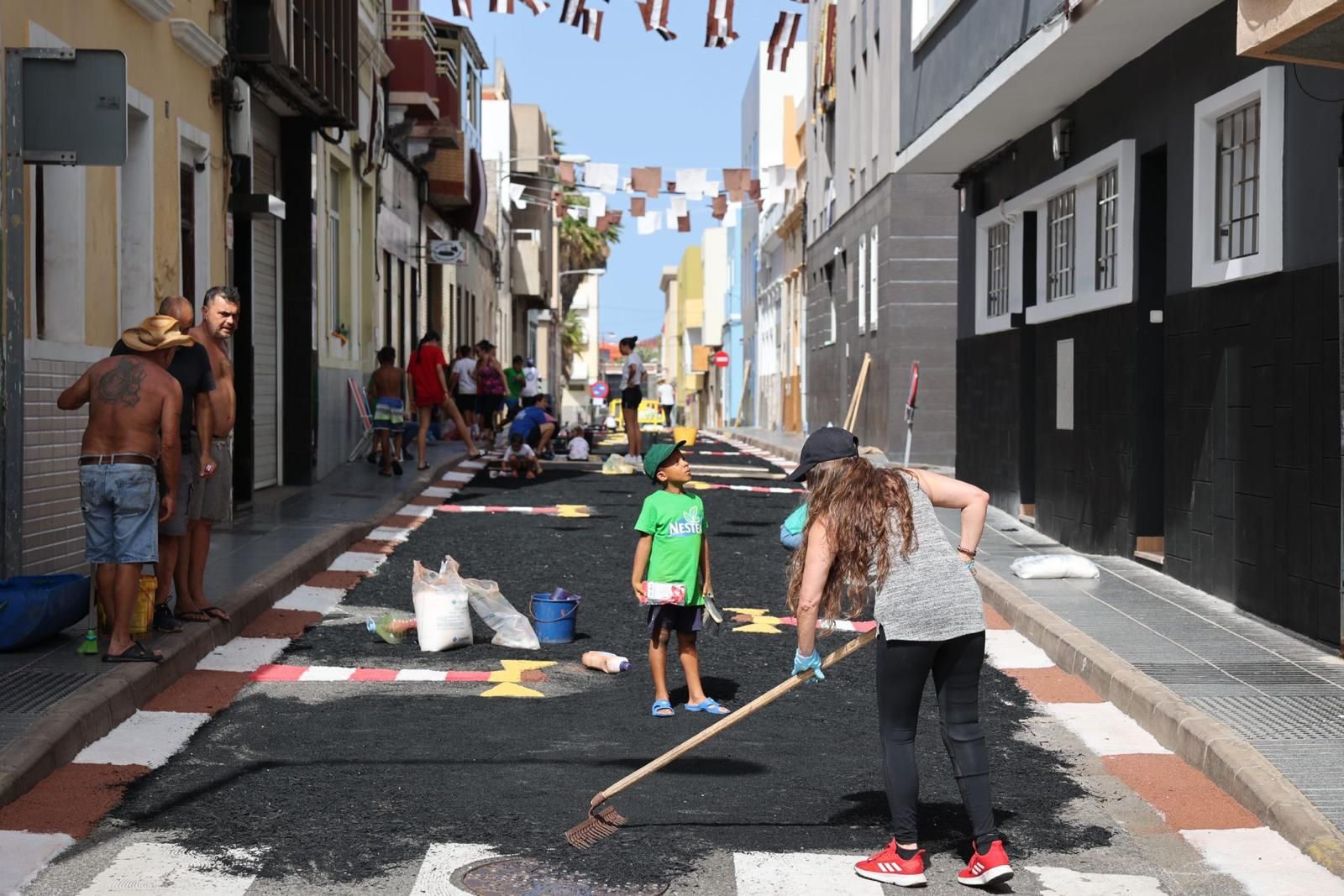 Tradición y color en forma de alfombras por las fiestas del Carmen