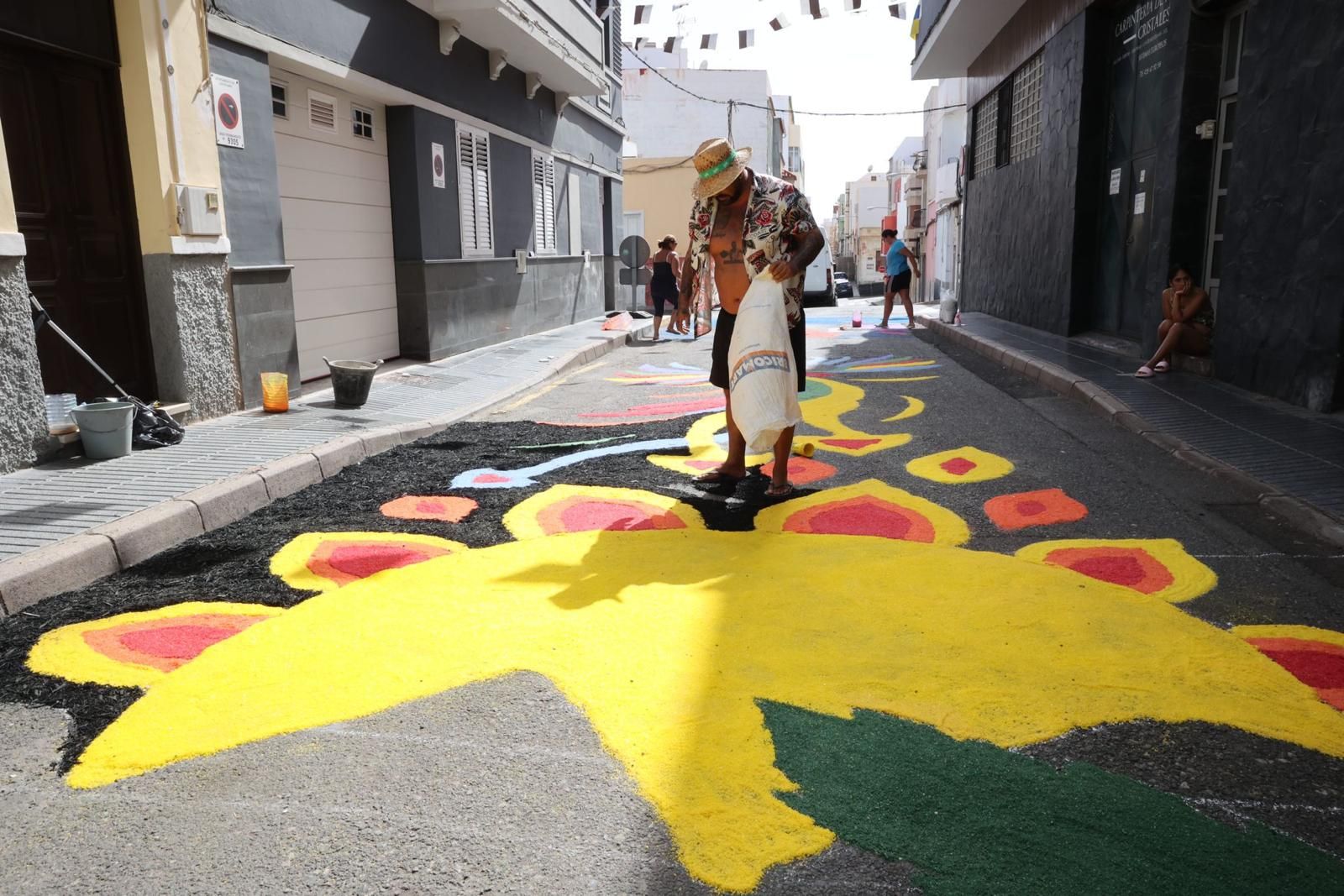 Tradición y color en forma de alfombras por las fiestas del Carmen