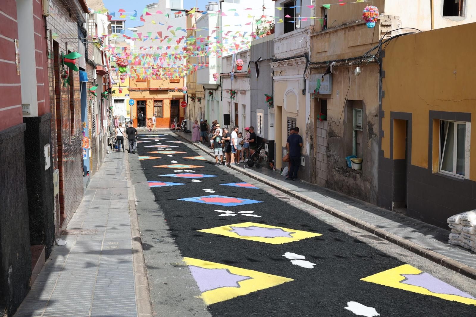 Tradición y color en forma de alfombras por las fiestas del Carmen