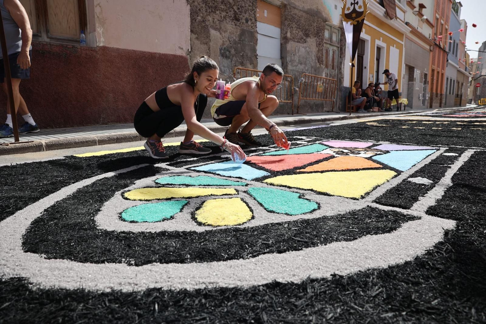 Tradición y color en forma de alfombras por las fiestas del Carmen