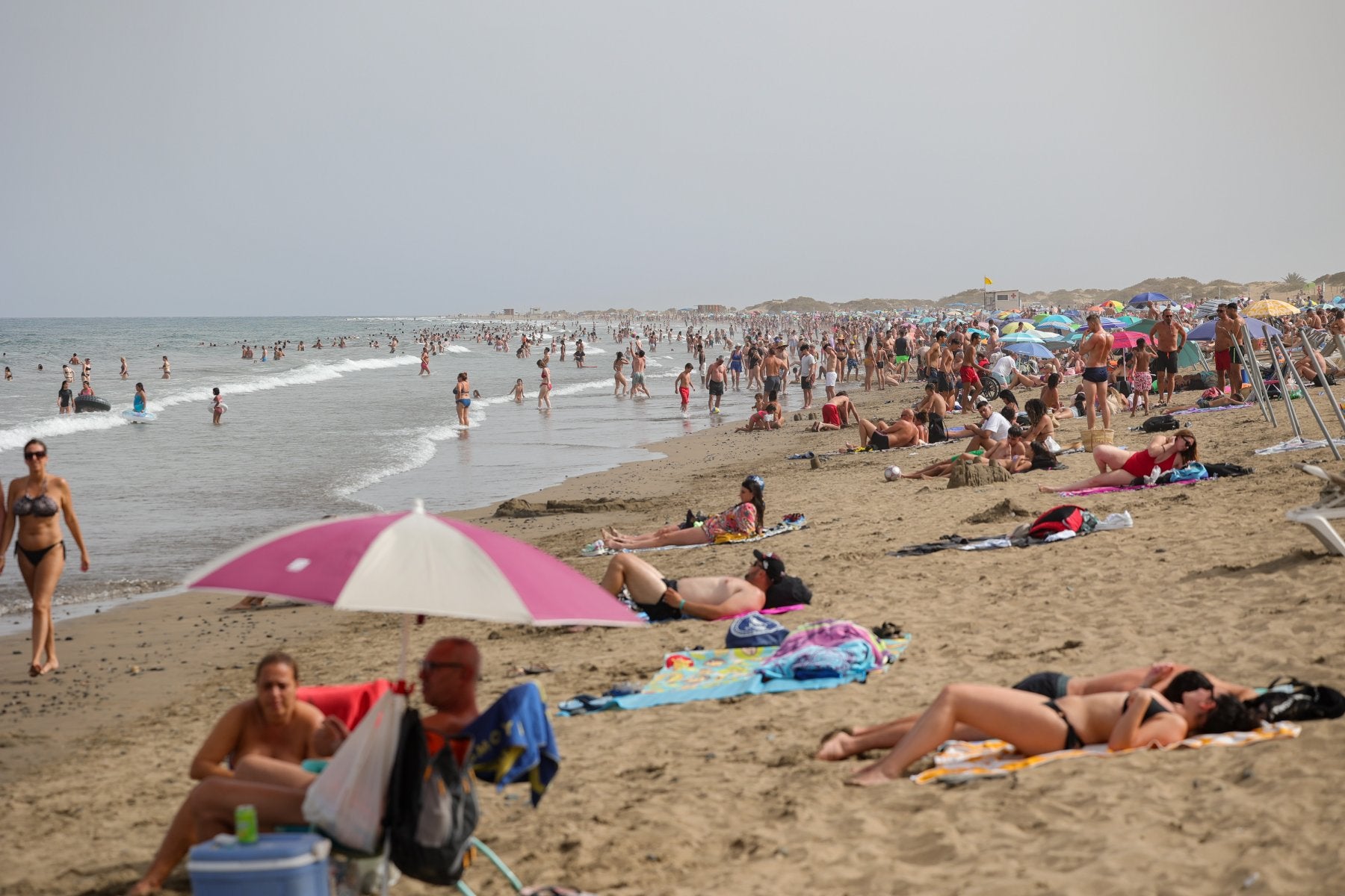 Imagen de la playa del Inglés, en San Bartolomé de Tirajana, Gran Canaria, el pasado domingo.