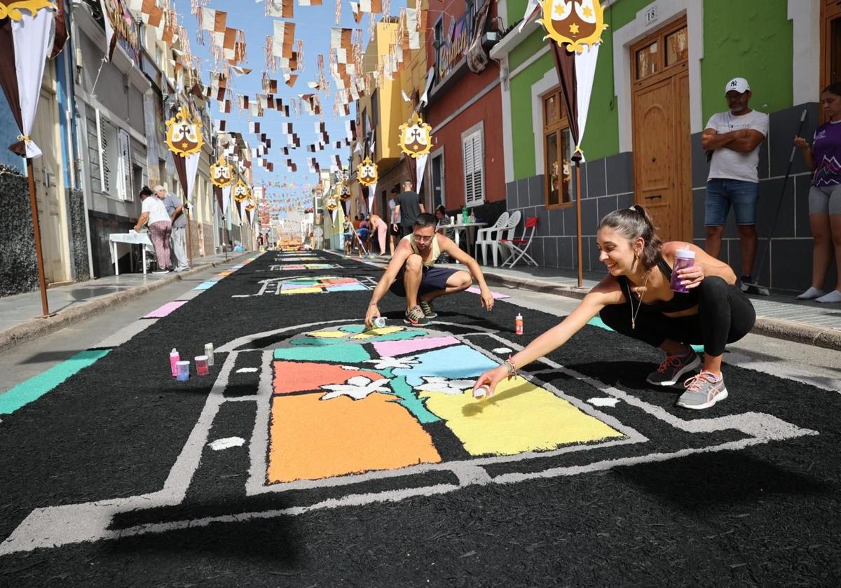 Tradición y color en forma de alfombras por las fiestas del Carmen