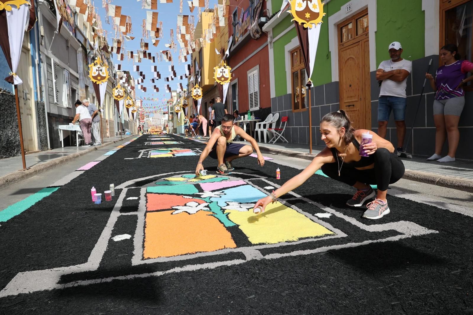 Tradición y color en forma de alfombras por las fiestas del Carmen
