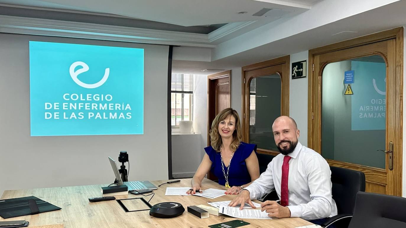 La presidenta del Colegio, Rita María Mendoza Sánchez y el director de Negocio de Cajasiete, Diego Juárez Sánchez en el momento de la firma.