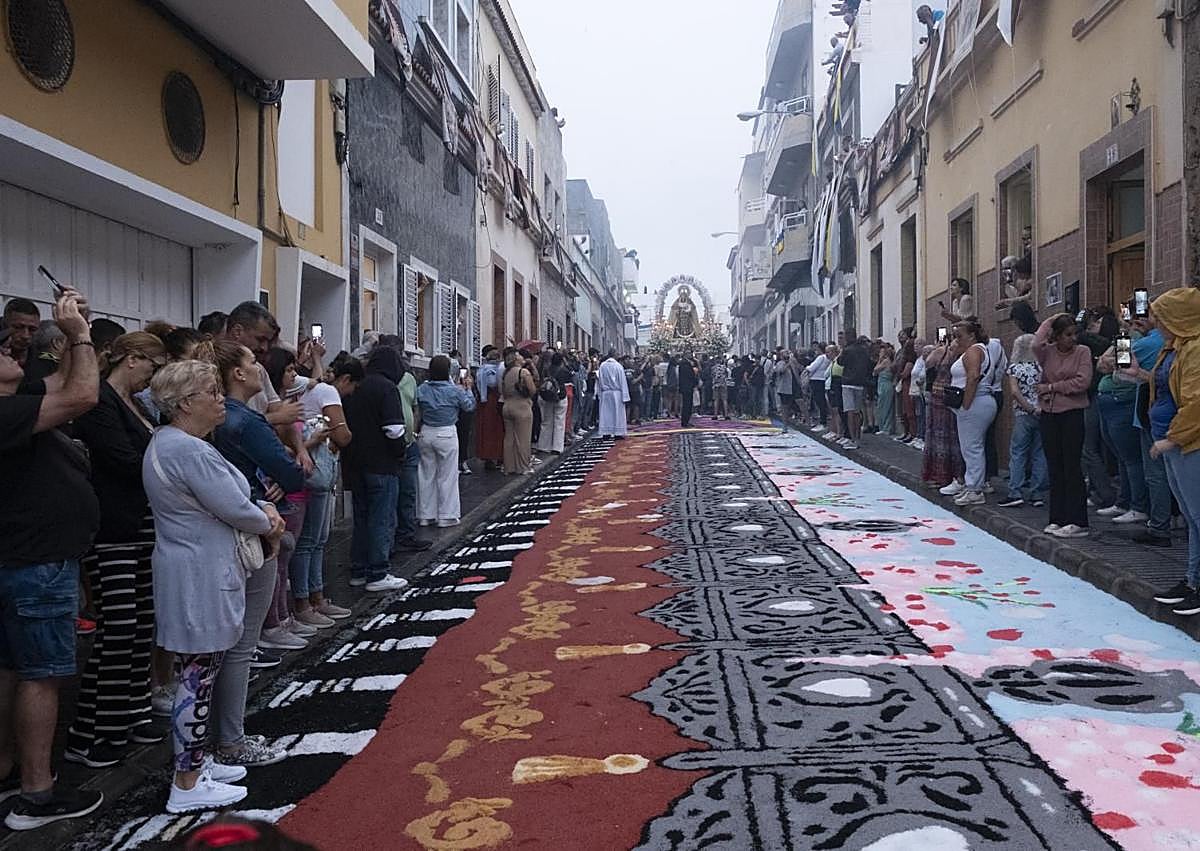 Imagen secundaria 1 - Distintos momentos de la procesión de este martes, festividad del Carmen.