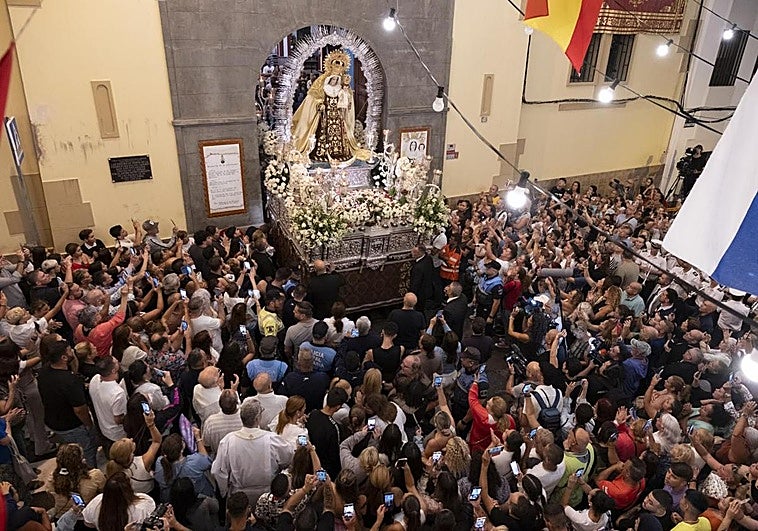 Salida de la Virgen del Carmen de su templo en la madrugada de este martes.