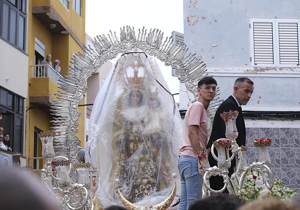 Lluvia de fe en el Carmen