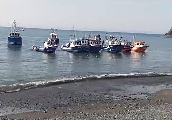 Imagen de los barcos en línea en la playa de Giniginamar (Fuerteventura).