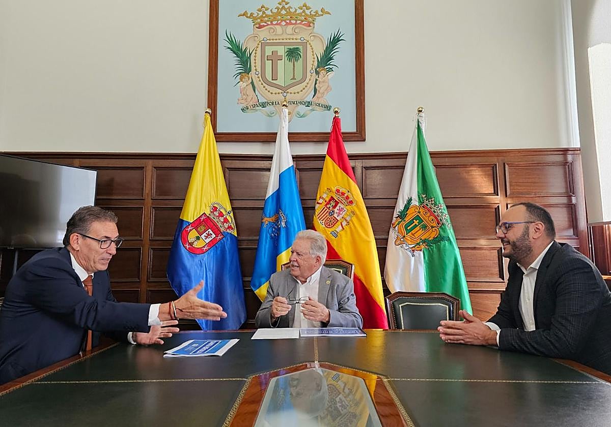 Un momento del encuentro con el alcalde de Santa Brígida.
