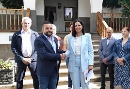 Davinia Falcón (Avesan) y José Déniz (PSOE) se estrechan la mano tras registrar la censura.