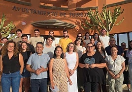 La alcaldesa Candi Umpiérrez y concejales, con el grupo de estudiantes en prácticas.
