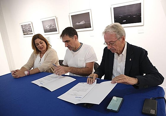 Instante de la firma del convenio.