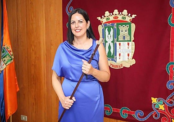 La flamante alcaldesa de San Mateo, Davinia Falcón, en el bastón de mando.