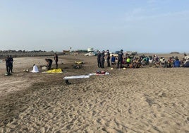 Un cayuco llega a la playa de Las Burras