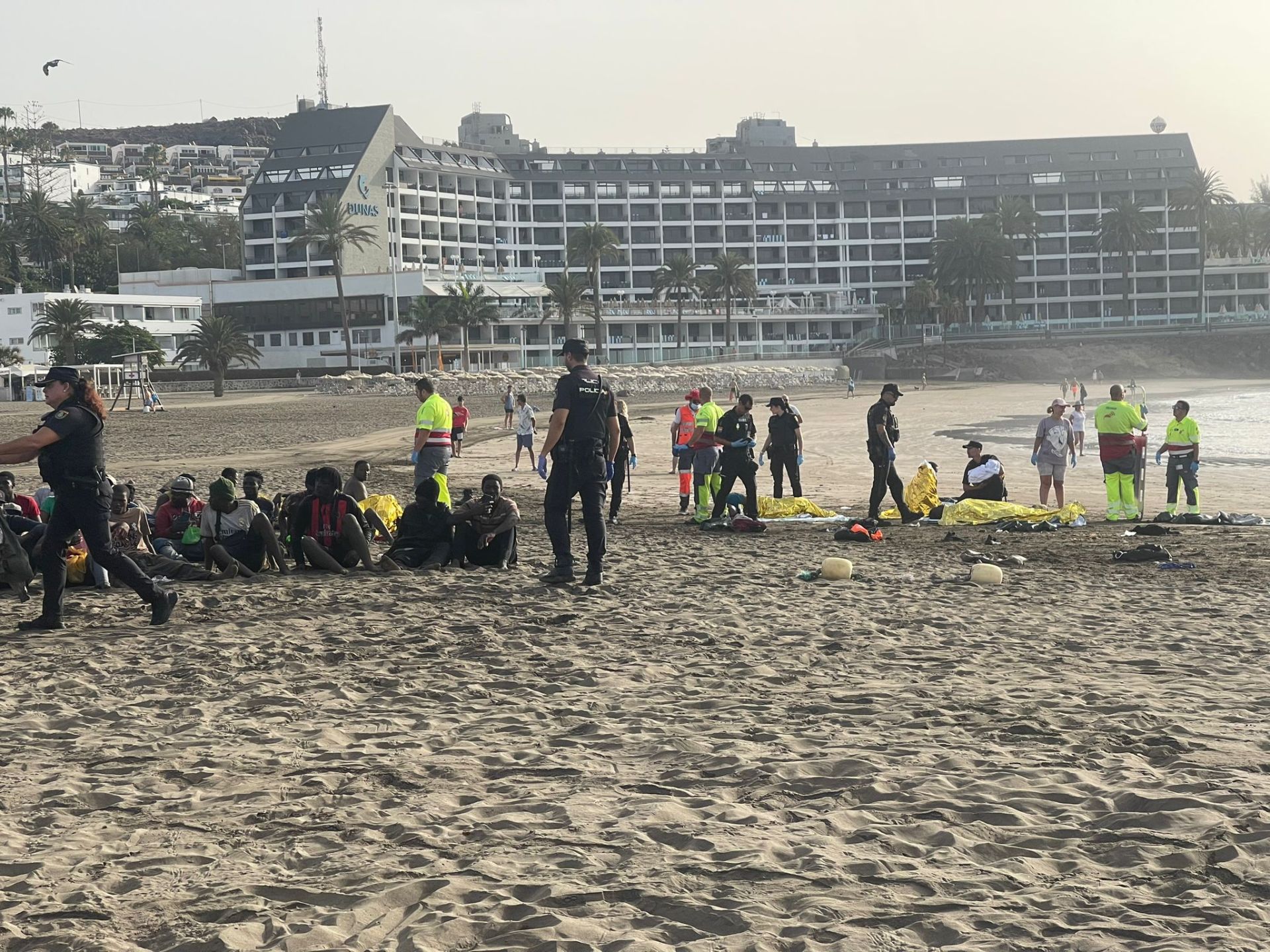 Un cayuco llega a la playa de Las Burras