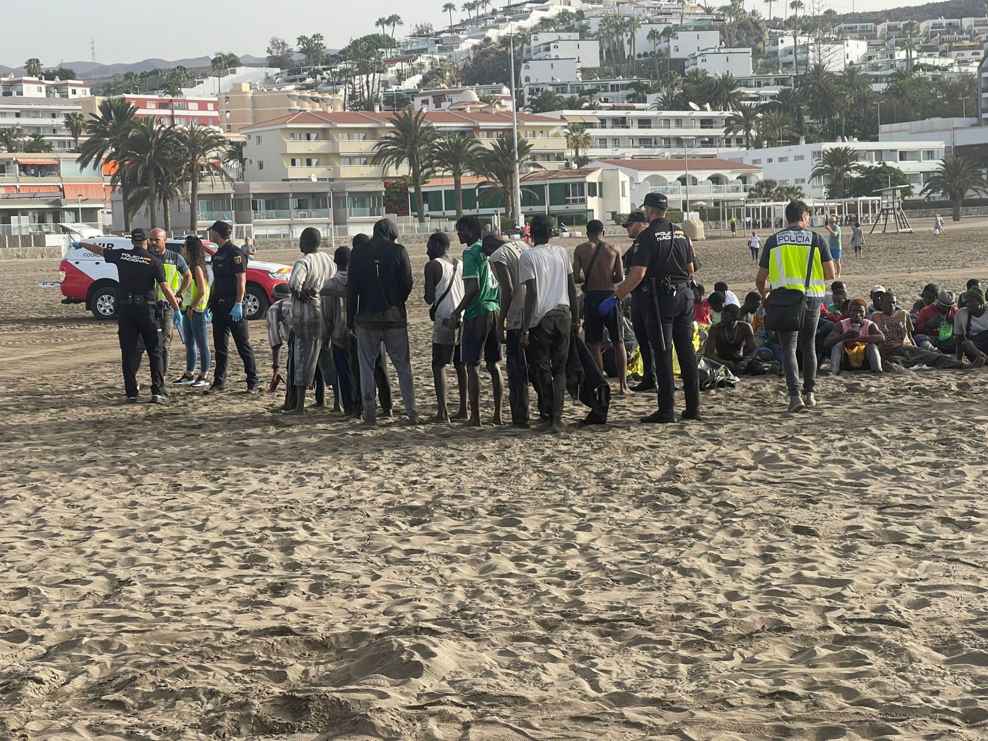 Un cayuco llega a la playa de Las Burras