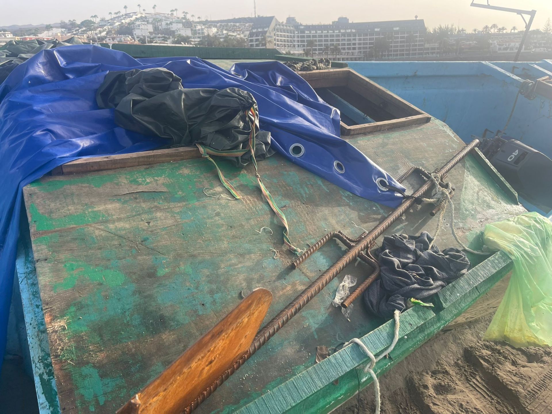 Un cayuco llega a la playa de Las Burras