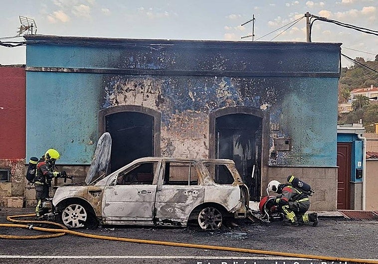 Incendio de un vehículo en Santa Brigida.