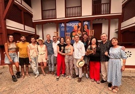Los políticos Guacimara Medina y Adrián Guerra posan en Almagro con los protagonistas de 'La comedia del Renacimiento'.